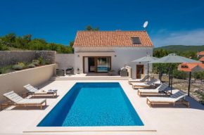Unique Villa Pietra with heated private pool
